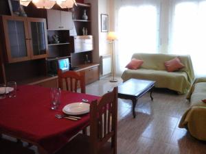 een woonkamer met een tafel en een bank bij Apartament Fira in Hospitalet de Llobregat