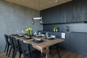 Kuchyň nebo kuchyňský kout v ubytování Villa Arctic Trail, Apartment A - Aurora view hot tube - Sauna - Lapland holiday