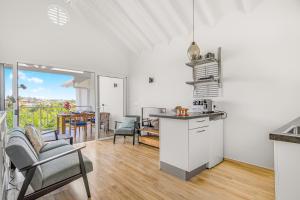 Η κουζίνα ή μικρή κουζίνα στο Kakina Lodges Jan Thiel