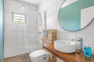 Ένα μπάνιο στο Kakina Lodges Jan Thiel