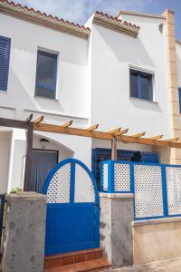 una casa con una puerta azul delante de ella en Casa azul Agaete, en Las Palmas de Gran Canaria