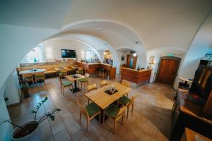 TV a/nebo společenská místnost v ubytování Hotel Leo
