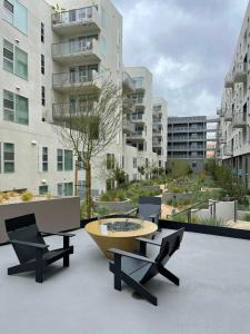 Здание капсульного отеля +20 фотографий