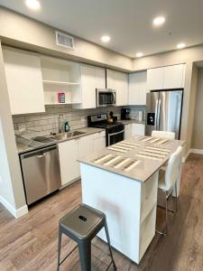 Кухня или мини-кухня в Glamorous Getaway in Hollywood
