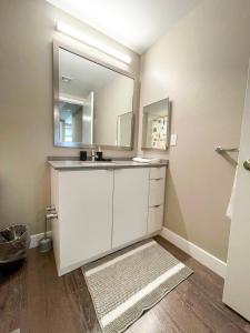 Ванная комната в Glamorous Getaway in Hollywood