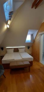 Posteľ alebo postele v izbe v ubytovaní The Golden Wheel Hotel