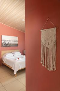 une chambre avec un lit et un rideau suspendu dans l'établissement Hotel Por Qué No, à Uvita