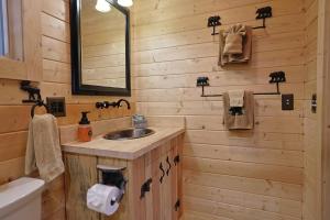 Phòng tắm tại Couple Retreat Cabin-near Smoky Mountain Railroad-Hot Tub +34 ảnh