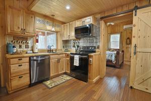 Nhà bếp/bếp nhỏ tại Couple Retreat Cabin-near Smoky Mountain Railroad-Hot Tub