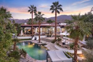 Bazén v ubytování Jaguar Estate - Private Lush Estate with 2 Incredible Pools and Spas, Pickleball and Resort Style Yard nebo v jeho okolí