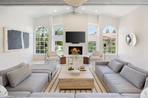 TV a/nebo společenská místnost v ubytování Jaguar Estate - Private Lush Estate with 2 Incredible Pools and Spas, Pickleball and Resort Style Yard