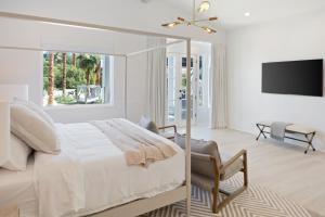 Postel nebo postele na pokoji v ubytování Jaguar Estate - Private Lush Estate with 2 Incredible Pools and Spas, Pickleball and Resort Style Yard + 42 fotografií