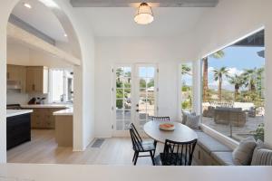 Kuchyň nebo kuchyňský kout v ubytování Jaguar Estate - Private Lush Estate with 2 Incredible Pools and Spas, Pickleball and Resort Style Yard