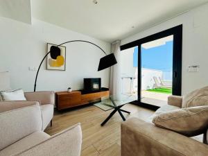 Μια τηλεόραση ή/και κέντρο ψυχαγωγίας στο Villa in Finestrat privézwembad, zee- en bergzicht