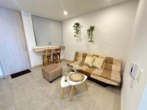 a living room with a couch and a table at Belmonte218-Apartaestudio en Av centenario con piscina gym bbq in Armenia