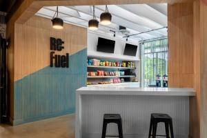 Khu vực lounge/bar tại Aloft Nashville Airport