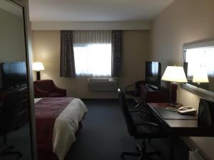 TV a/nebo společenská místnost v ubytování Lakeland Inn Hotel