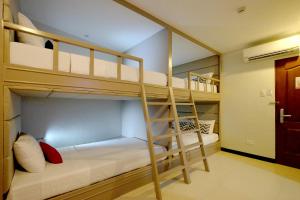 Zimmer mit Etagenbett und 2 Etagenbetten in der Unterkunft Alba Uno Hotel in Cebu City