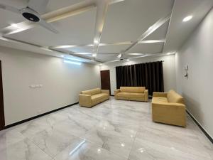 a waiting room with two chairs and a ceiling at Dream Inn Guest House Islamabad in Islamabad