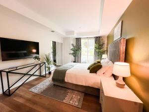 Postel nebo postele na pokoji v ubytování 2 BD 2 BA in the Heart of Encino 104