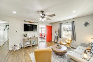 un salon avec un canapé et une télévision dans l'établissement Walk to Expo Square Pavilion Updated Tulsa Home!, à Tulsa