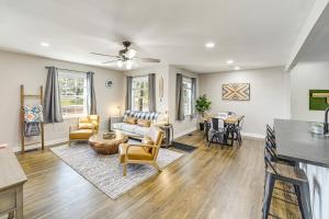 un salon avec un canapé et une table dans l'établissement Walk to Expo Square Pavilion Updated Tulsa Home!, à Tulsa