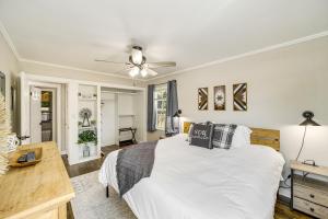 une chambre avec un lit et un ventilateur de plafond dans l'établissement Walk to Expo Square Pavilion Updated Tulsa Home!, à Tulsa