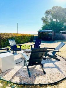 2 chaises, une table et un foyer extérieur dans l'établissement Silver Lakes Oasis with Resort Style Amenities, à Helendale