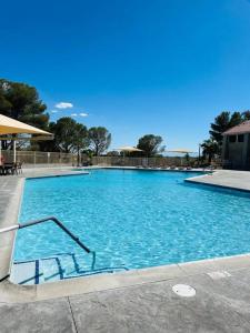 une grande piscine avec de l'eau bleue dans l'établissement Silver Lakes Oasis with Resort Style Amenities, à Helendale
