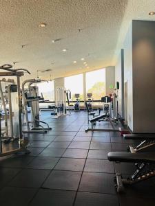 une salle de sport avec de nombreux tapis roulants et machines dans l'établissement Silver Lakes Oasis with Resort Style Amenities, à Helendale 39 autres photos