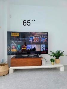 TV a/nebo společenská místnost v ubytování ALLINSEA LA GARITA + 8 fotografií