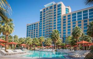 ośrodek z basenem, krzesłami i budynkiem w obiekcie Agua Caliente Casino Rancho Mirage w mieście Rancho Mirage