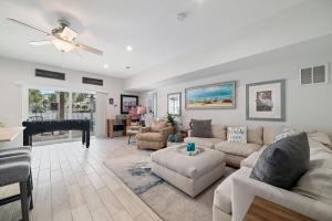 ein Wohnzimmer mit einer Couch und einem Klavier in der Unterkunft The Yellow House at Herons Walk in Pensacola