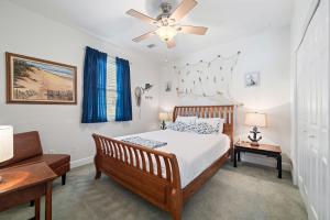 ein Schlafzimmer mit Bett und Deckenventilator in der Unterkunft The Yellow House at Herons Walk in Pensacola + 79 Fotos