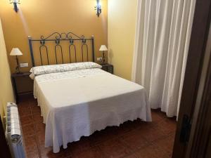 A bed or beds in a room at La Garzona