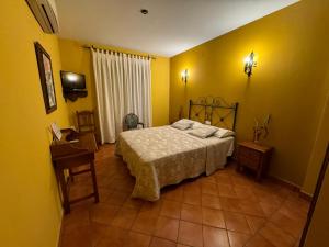 A bed or beds in a room at La Garzona