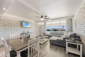 TV a/nebo společenská místnost v ubytování Jades Get Away SEA202