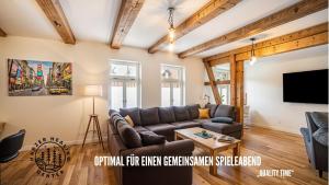 TV a/nebo společenská místnost v ubytování HARZER HEALING CENTER 2024 Romantische Landhauswohnung mit Fussbodenheizung,XXL Kochinsel,XXL Regenduschen,Modern,Hochwertig,Persönlich,Vollausgestattet