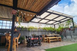 an outdoor patio with a table and chairs at Apartamento Industrial tipo Loft in Circasia