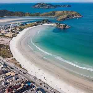 una vista aérea de una playa con coches aparcados en Apartamento no centro de Cabo Frio, en Cabo Frío