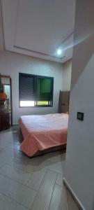 a bedroom with a bed and a window at Appartement meublé in Ville Nouvelle