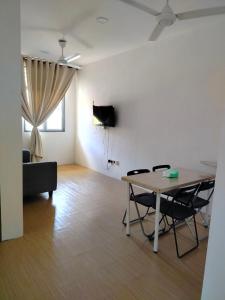 a living room with a table and chairs and a couch at SSS Homestay 5 mins to Afamosa Resort 6 mins to Tampin Waterpark in Tampin