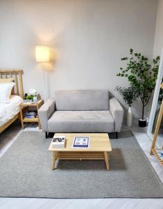 Katil atau katil-katil dalam bilik di Moon House In Seoul #Quiet #Airport transport nearby#1 min to line2 nakseongdae subway