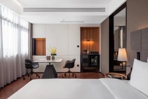 Postel nebo postele na pokoji v ubytování Intercity Shanghai Xujiahui - Free Minibar and near Yishan Road Metro Station