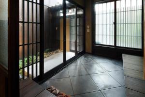 une pièce avec un balcon avec des fenêtres et un étage dans l'établissement Tsuyukusa-an, à Kyoto 14 autres photos