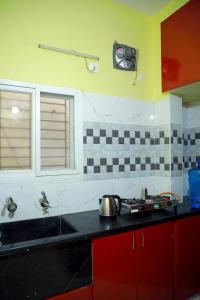 Kuchyň nebo kuchyňský kout v ubytování srisaisrinivasahomestay