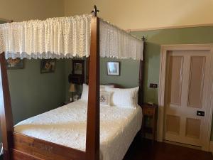 The Exchange Beaconsfield - Offering Heritage Accommodation客房内的一张或多张床位