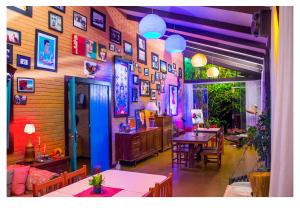 a dining room with tables and pictures on the wall at Casa de Frida Pousada Galeria in Pirenópolis
