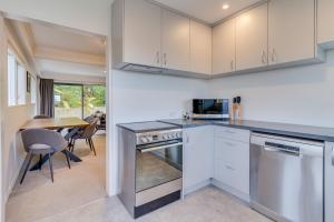 Η κουζίνα ή μικρή κουζίνα στο Contemporary Duplex in Roslyn