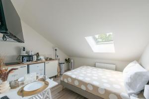 une chambre avec un lit, un bureau et une fenêtre dans l'établissement Everman Anzin, à Anzin